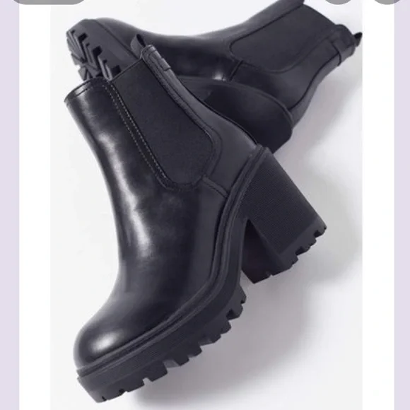 UO Chloe Chelsea Boot - Picture 3 of 9